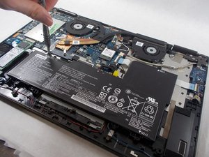 Langkah 1 — Mengeluarkan Baterai Laptop