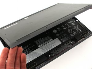 Langkah 3 — Mengangkat Casing dan Mengakses SSD