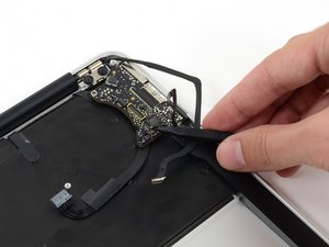 Langkah 4 — Lepas Kabel Speaker
