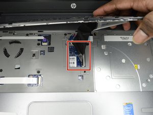 Langkah 5 — Lepaskan Kabel Penghubung Keyboard