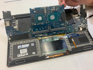 Langkah 6 — Melepas Baut Motherboard