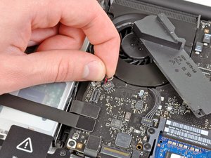 Langkah 7 — Melepas Kabel Hard Drive