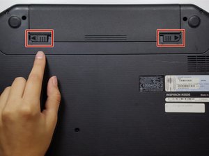 Langkah 1 — Mengakses Bagian Bawah Laptop