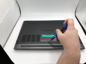 Langkah 1 — Buka Panel Bawah Laptop