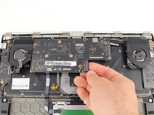 Langkah 7 — Angkat Motherboard