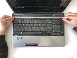 Langkah 1 — Mengeluarkan Baterai dan Keyboard