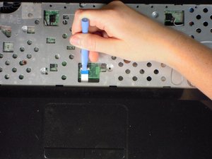Langkah 2 — Lepaskan Kabel dan Clip di Bawah Panel