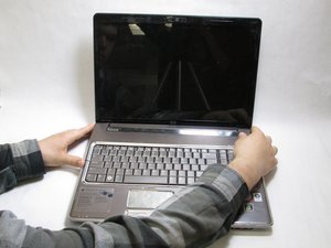 Langkah 3 — Buka Kabel Ribbon di Bagian Layar