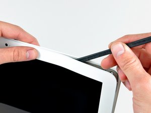 Langkah 2 — Lepaskan Bezel Layar dari Bagian Atas
