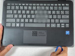 Langkah 3 — Mengangkat Keyboard Assembly