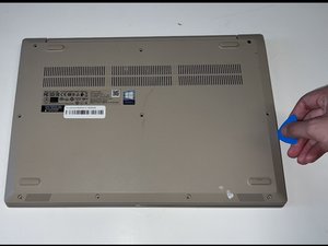Langkah 2 — Mengangkat bagian bawah laptop