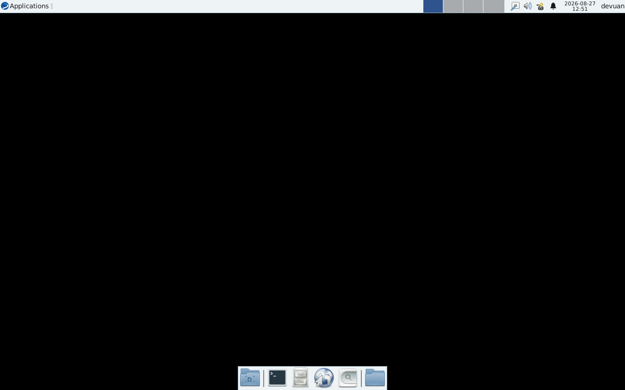 Desktop Devuan sesaat setelah masuk, panel atas dan dock bawah sudah muncul tapi area wallpaper masih hitam polos