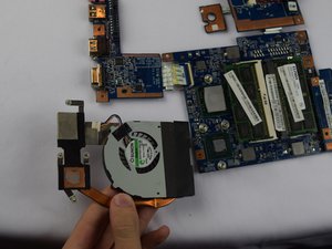 Langkah 8 — Lepas Kabel CPU