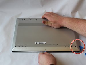 Langkah 3 — Buka Casing Belakang dengan Alat Khusus