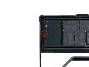 Langkah 4 — Lepaskan Sekrup Penahan SSD