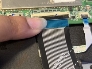 Langkah 8 — Mengangkat kabel touchpad