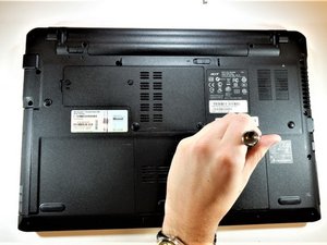 Langkah 1 — Buka tutup bagian bawah laptop