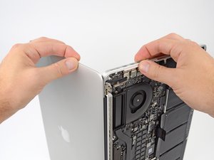 Langkah 7 — Mengangkat Bagian Bawah Laptop