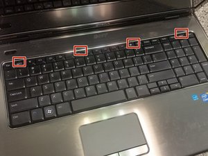 Langkah 2 — Mengangkat Keyboard