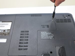 Langkah 1 — Membuka Bagian Belakang Laptop