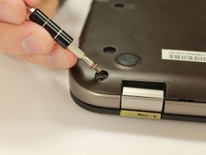 Langkah 2 — Mengambil Screws dari Casing Belakang