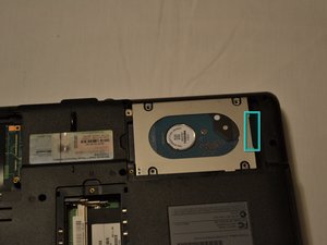 Langkah 3 — Lepaskan Hard Drive