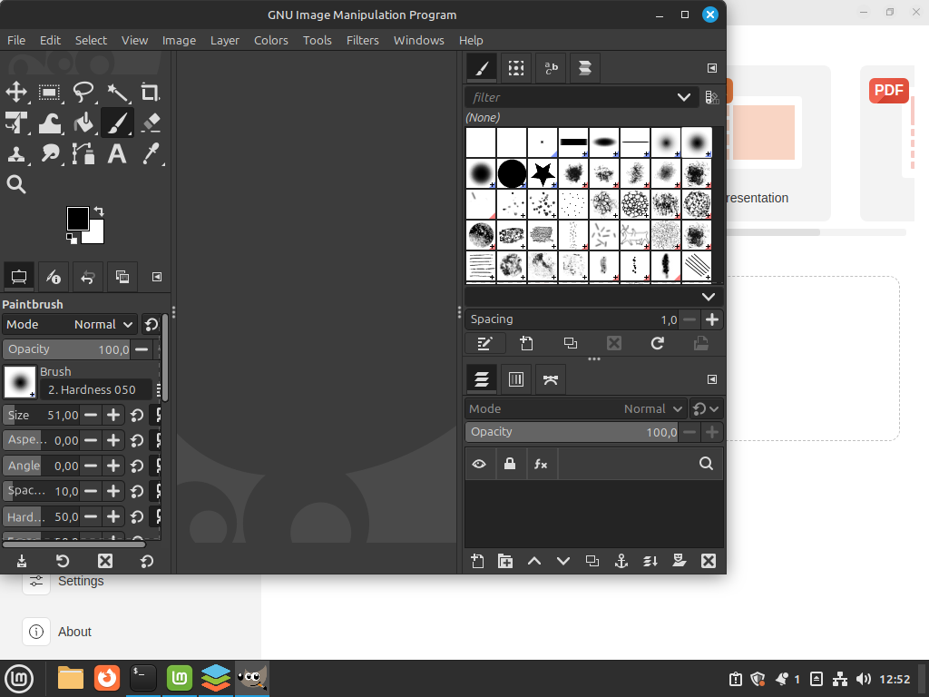 GIMP berjalan di Linux Mint dengan panel alat, kuas, dan layer