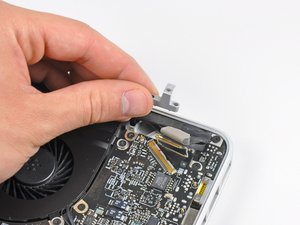 Langkah 9 — Menghilangkan Penjepit Kabel Data Layar