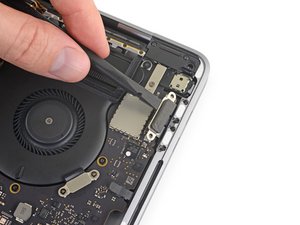 Langkah 9 — Memisahkan Thunderbolt Port Kanan