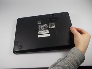 Langkah 3 — Mengangkat Tutup Bawah Laptop