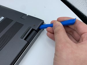 Langkah 3 — Buka Penutup Laptop dengan Alat Bantu