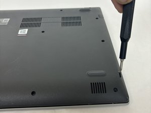 Langkah 1 — Matikan Laptop dan Lepaskan Sekrup