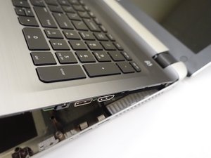 Langkah 7 — Lepaskan Penjepit Keyboard