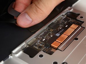 Langkah 10 — Lepaskan Kabel Trackpad