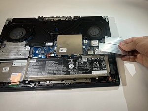 Langkah 5 — Lepaskan Penutup Logam dan SSD