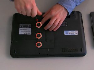 Langkah 2 — Langkah 2: Buka Penutup RAM dan Lepaskan Sekrup Optical Drive