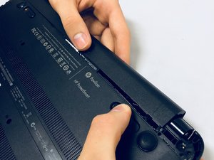 Langkah 3 — Melepas Kabel Touchpad dan Plat Kecil