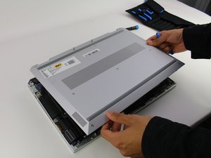 Langkah 2 — Buka Casing Laptop