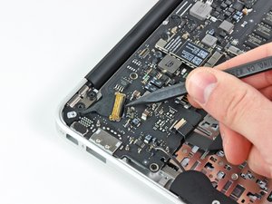Langkah 5 — Lepaskan Kabel Data Layar