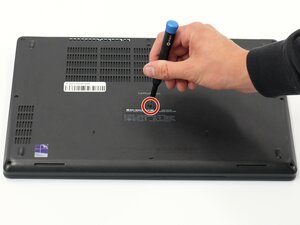 Langkah 1 — Buka Tutup Bawah Laptop