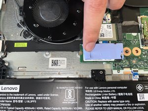 Langkah 3 — Mengakses SSD di Bawah Thermal Pad