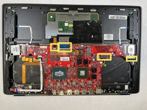 Langkah 3 — Mengeluarkan Motherboard