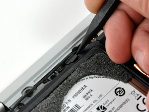 Langkah 4 — Lepaskan Baut Hard Drive dan Angkat Hard Drive