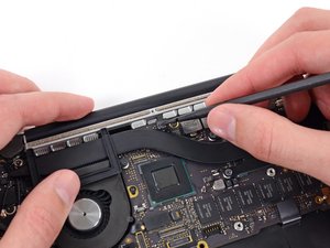 Langkah 4 — Lepaskan Konektor Lampu Keyboard