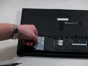 Langkah 4 — Angkat dan Ganti Hard Drive