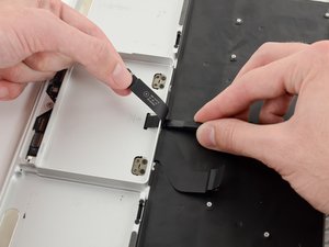 Langkah 2 — Melepaskan Kabel Trackpad dari Casing