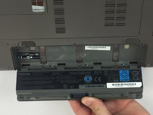 Langkah 2 — Mengakses RAM dan Panel Laptop