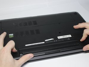 Langkah 2 — Buka Panel Belakang Laptop