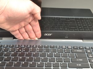 Langkah 4 — Buka Casing Laptop