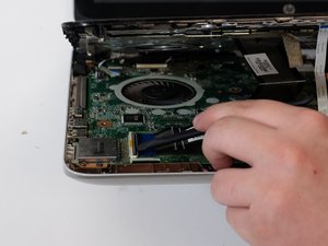 Langkah 4 — Lepaskan keyboard dan komponen terkait